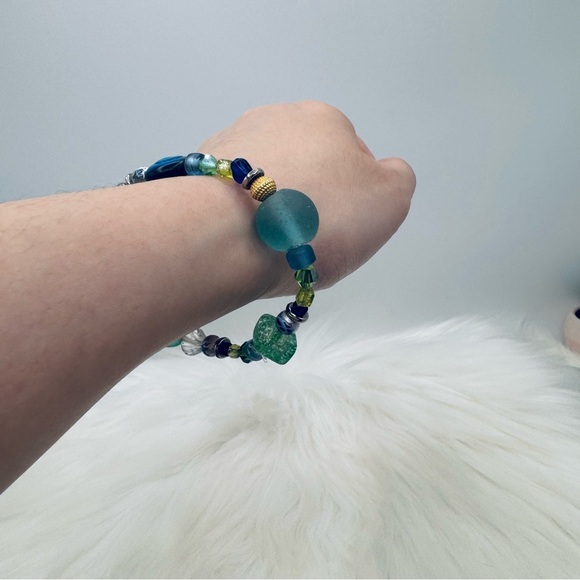 Fashion Statement Beaded Bracelet - Picture 4 of 5